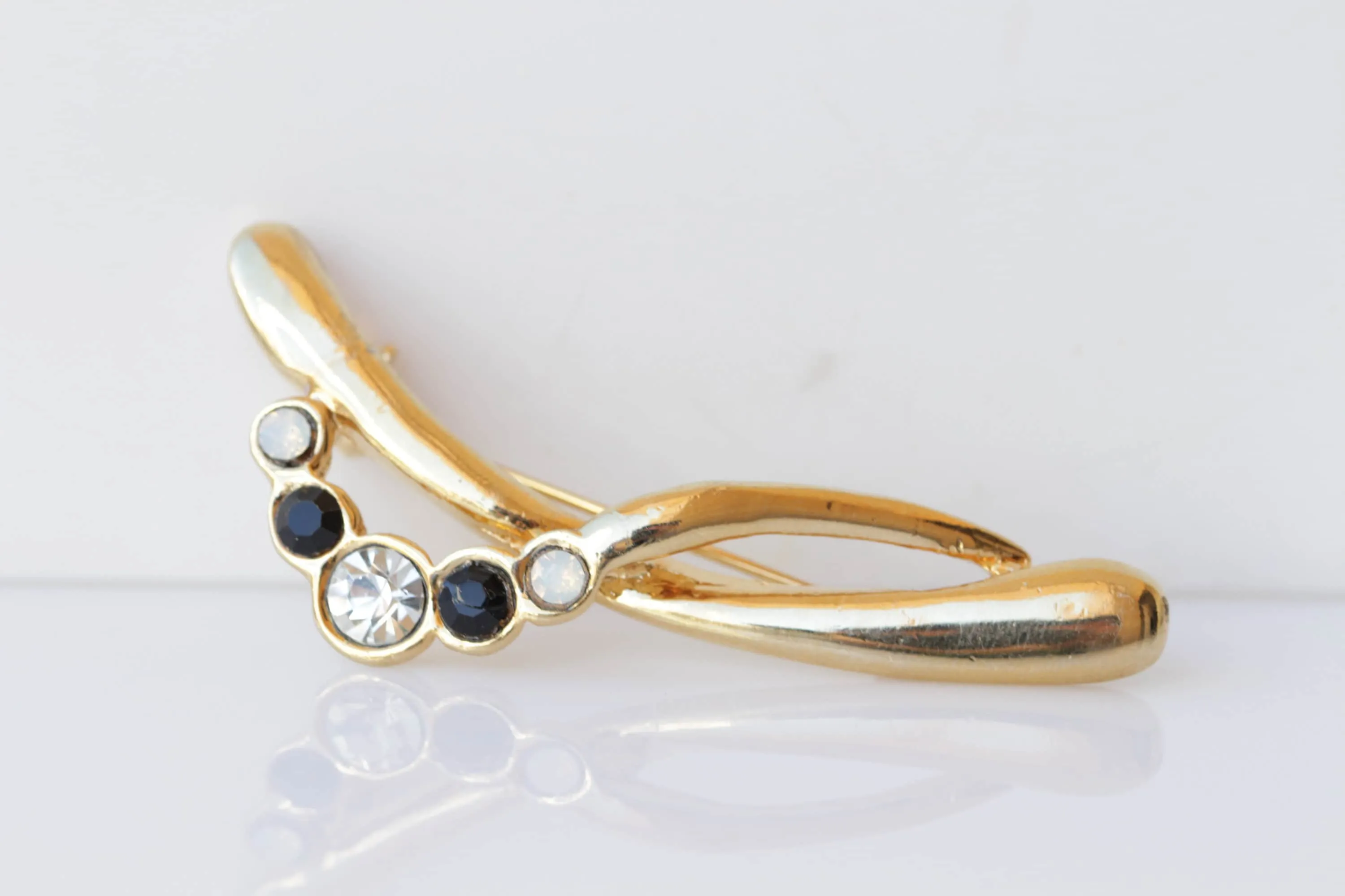 BLACK GOLD BROOCH