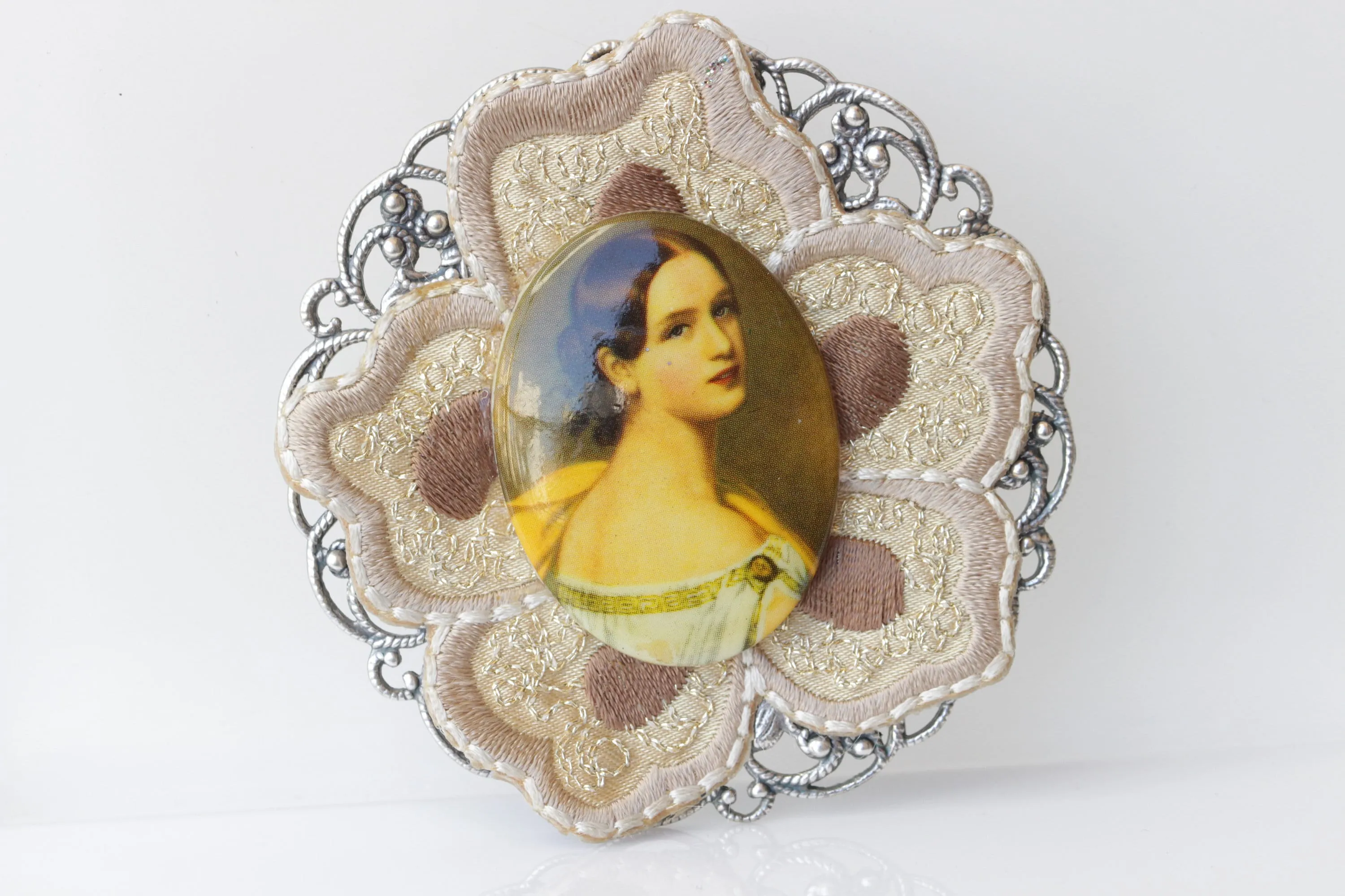 CAMEO GOLD BROOCH